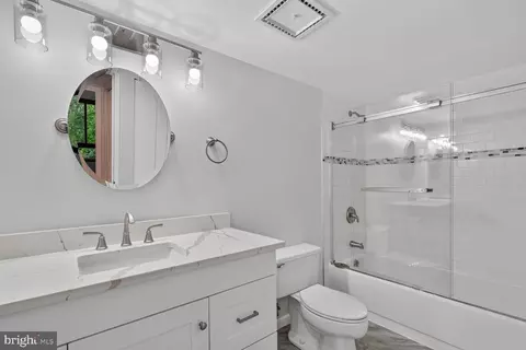 Bath - 1808 Old Meadow Rd #601, Mclean, VA 22102 photo 1 of 1