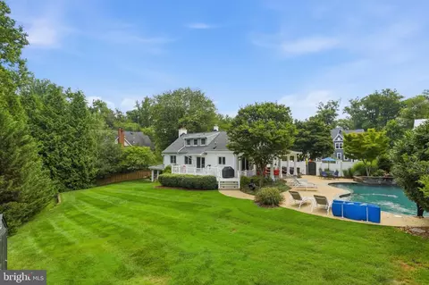 Exterior - 1622 Forest Ln, Mclean, VA 22101 photo 6 of 9