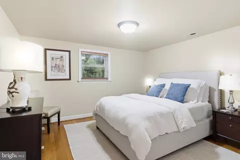 Bedroom - 1622 Forest Ln, Mclean, VA 22101 photo 4 of 5