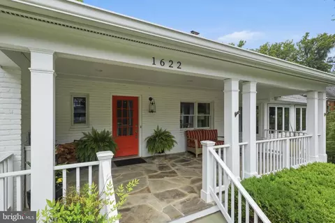Exterior - 1622 Forest Ln, Mclean, VA 22101 photo 4 of 9