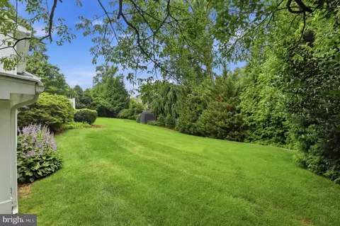 Exterior - 1622 Forest Ln, Mclean, VA 22101 photo 5 of 9
