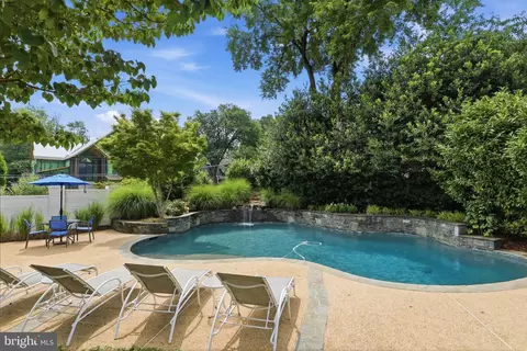 Exterior - 1622 Forest Ln, Mclean, VA 22101 photo 8 of 9