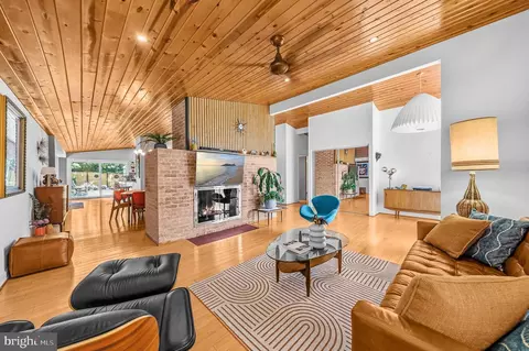 8801 Camden St, Alexandria, VA 22308