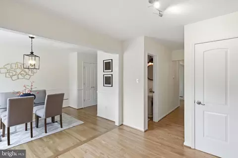 Entry Way - 6013 Stoneygate Ct, Springfield, VA 22152 photo 2 of 4