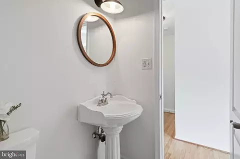 Entry Way - 6013 Stoneygate Ct, Springfield, VA 22152 photo 3 of 4