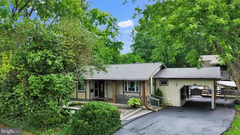 1002 Charlton Pl, Herndon, VA 20170