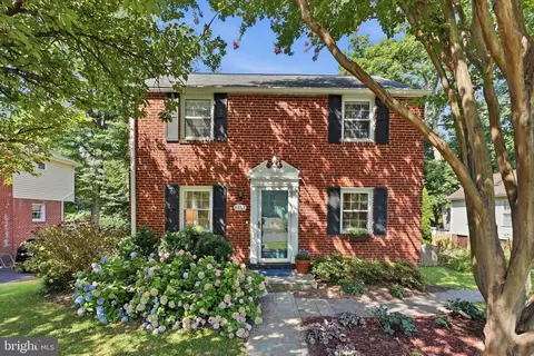6107 Brook Dr, Falls Church, VA 22044