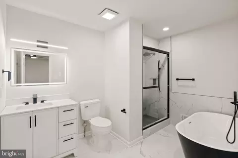 Bath - 6390 Phillip Ct, Springfield, VA 22152 photo 3 of 9