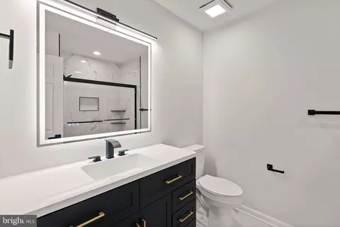Bath - 6390 Phillip Ct, Springfield, VA 22152 photo 6 of 9