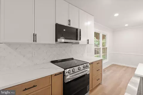 Kitchen - 6390 Phillip Ct, Springfield, VA 22152 photo 5 of 10