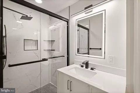 Bath - 6390 Phillip Ct, Springfield, VA 22152 photo 8 of 9