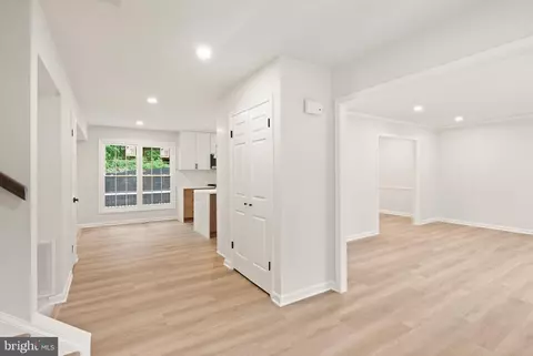 Entry Way - 6390 Phillip Ct, Springfield, VA 22152 photo 3 of 12