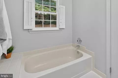Bath - 7801 Cherry Orchard Ct, Springfield, VA 22153 photo 3 of 4