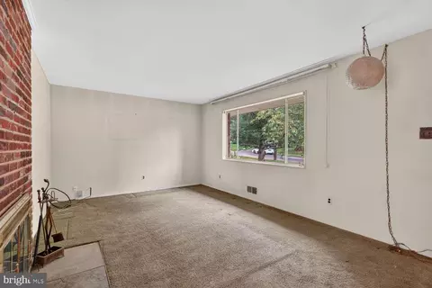 Living - 7532 Murillo St, Springfield, VA 22151 photo 2 of 2