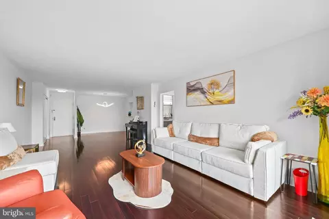 Living - 1800 Old Meadow Rd #1516, Mclean, VA 22102 photo 2 of 2