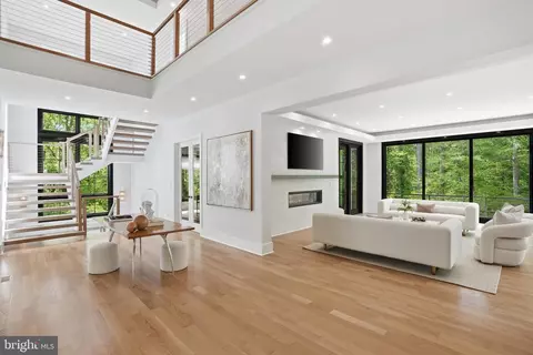 Living - 938 Saigon Rd, Mclean, VA 22102 photo 3 of 4