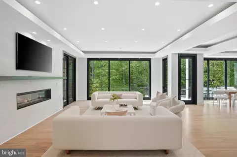 Living - 938 Saigon Rd, Mclean, VA 22102 photo 2 of 4