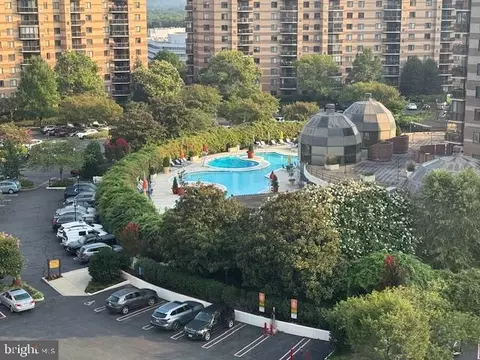 8340 Greensboro Dr #923, Mclean, VA 22102