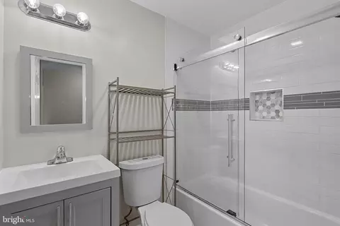 Bath - 6612 Burlington Pl, Springfield, VA 22152 photo 3 of 5