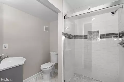 Bath - 6612 Burlington Pl, Springfield, VA 22152 photo 4 of 5