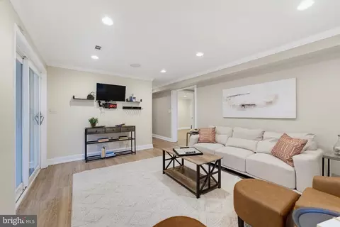 Living - 6342 Meriwether Ln, Springfield, VA 22150 photo 5 of 6