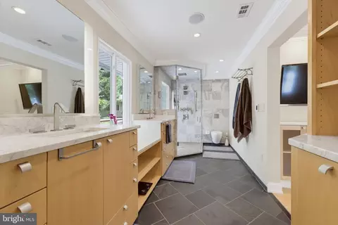 Bath - 6342 Meriwether Ln, Springfield, VA 22150 photo 2 of 7