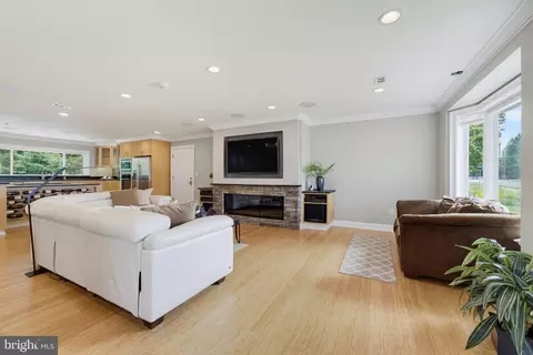 Living - 6342 Meriwether Ln, Springfield, VA 22150 photo 3 of 6
