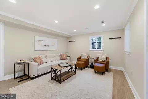 Living - 6342 Meriwether Ln, Springfield, VA 22150 photo 6 of 6