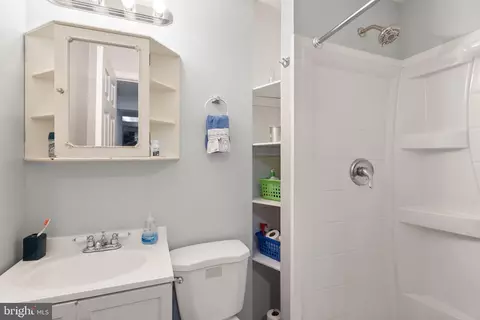 Bath - 5633 Sutherland Ct, Burke, VA 22015 photo 4 of 4