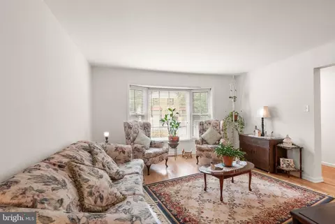 Living - 5633 Sutherland Ct, Burke, VA 22015 photo 2 of 7