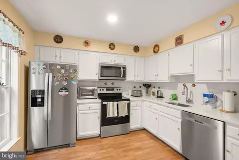Kitchen - 5633 Sutherland Ct, Burke, VA 22015 photo 3 of 6