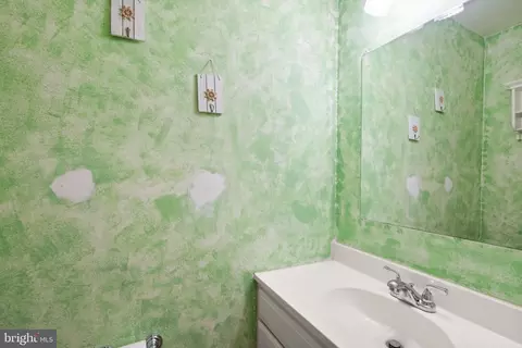 Bath - 5633 Sutherland Ct, Burke, VA 22015 photo 1 of 4