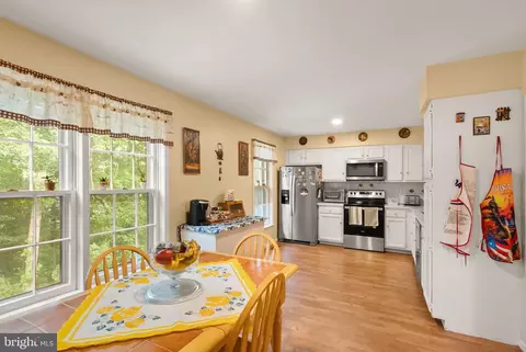Kitchen - 5633 Sutherland Ct, Burke, VA 22015 photo 5 of 6