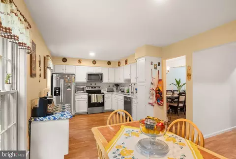 Kitchen - 5633 Sutherland Ct, Burke, VA 22015 photo 6 of 6