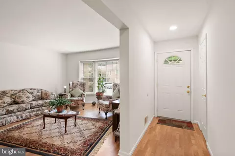 Entry Way - 5633 Sutherland Ct, Burke, VA 22015 photo 2 of 5