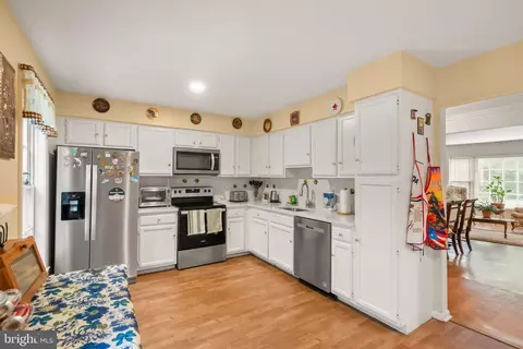 Kitchen - 5633 Sutherland Ct, Burke, VA 22015 photo 2 of 6
