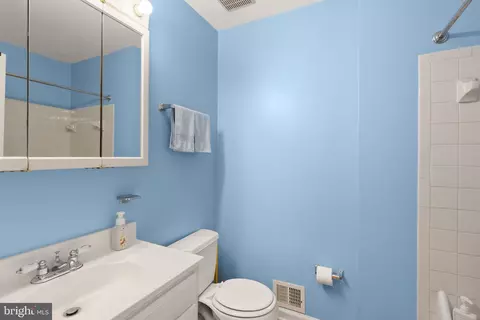 Bath - 5633 Sutherland Ct, Burke, VA 22015 photo 3 of 4