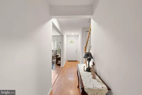 Entry Way - 5633 Sutherland Ct, Burke, VA 22015 photo 3 of 5