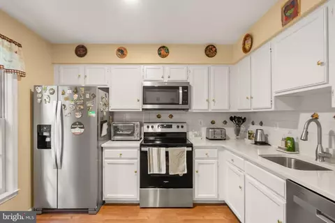 Kitchen - 5633 Sutherland Ct, Burke, VA 22015 photo 4 of 6