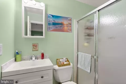Bath - 5633 Sutherland Ct, Burke, VA 22015 photo 2 of 4