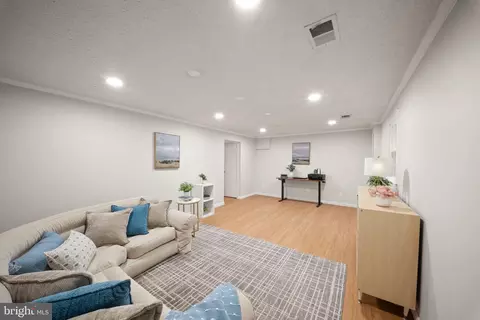 Living - 5546 Kendrick Ln, Burke, VA 22015 photo 4 of 4