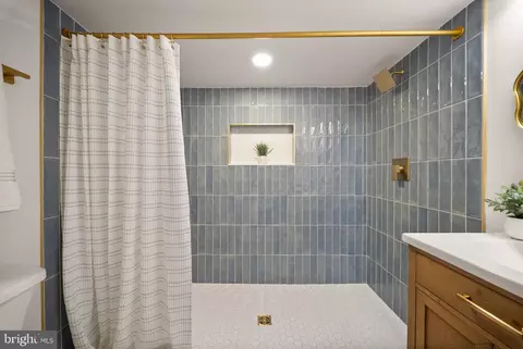 Bath - 5546 Kendrick Ln, Burke, VA 22015 photo 3 of 4