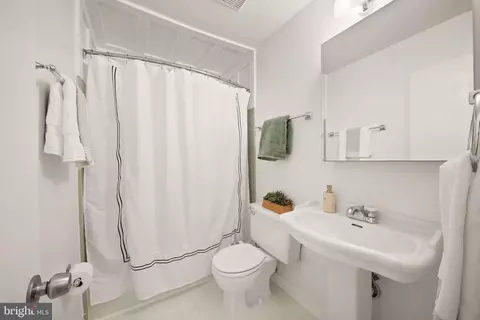 Bath - 5546 Kendrick Ln, Burke, VA 22015 photo 1 of 4