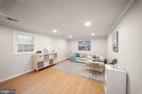 Living - 5546 Kendrick Ln, Burke, VA 22015 photo 3 of 4