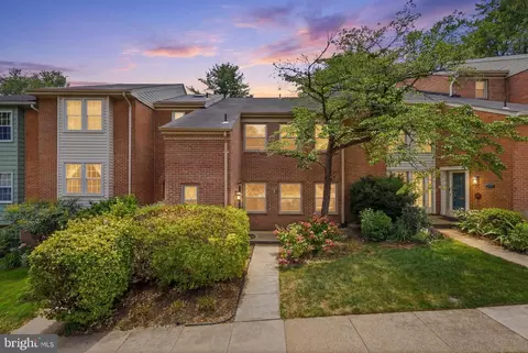 2007 Hopewood Dr, Falls Church, VA 22043