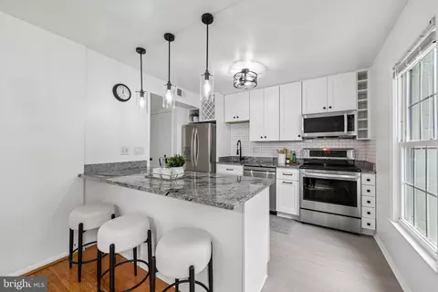 8561 Dellway Ln, Vienna, VA 22180