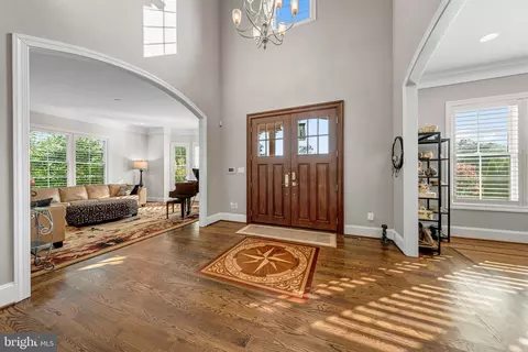 Entry Way - 1515 Brookhaven Dr, Mclean, VA 22101 photo 2 of 22