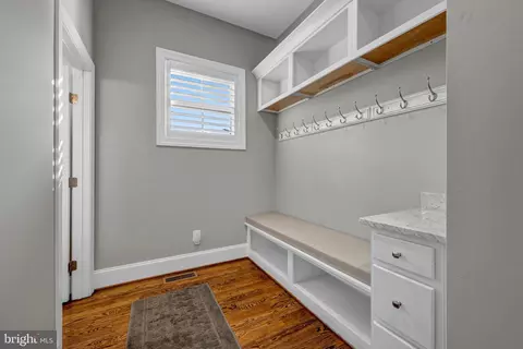 Entry Way - 1515 Brookhaven Dr, Mclean, VA 22101 photo 9 of 22