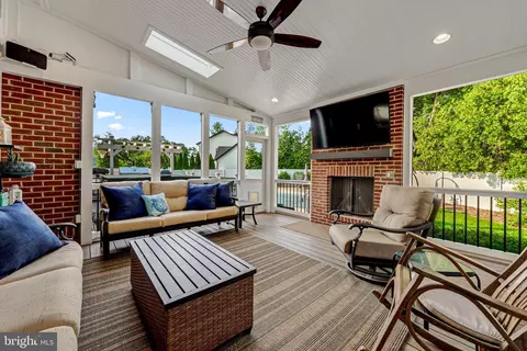 Exterior - 1515 Brookhaven Dr, Mclean, VA 22101 photo 12 of 13