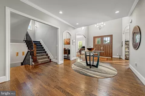 Entry Way - 1515 Brookhaven Dr, Mclean, VA 22101 photo 5 of 22
